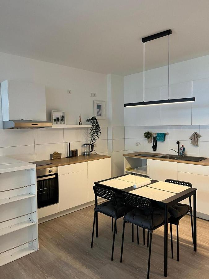 Luxurioeses Apartment Fuer 4 Personen, Neubau, Parkplatz Free โบคุห์ม ภายนอก รูปภาพ
